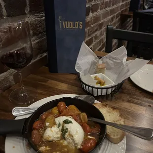 Barata with tomatoes and bread