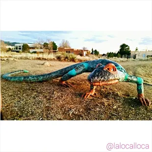 Loving this lizard sculpture!