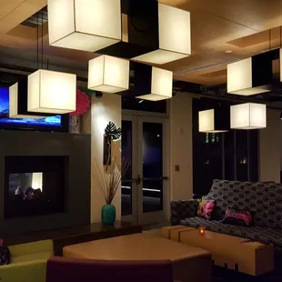 Live music Tuesday.  The tomato soup with grilled cheese was good.  The BBQ Flatbread not so much.