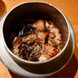 Fresh eel with rice in a kettle