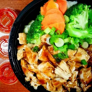 Chicken&amp;Veggie bowl... Upgraded with white meat &amp; brown rice.. Plus lots of hot sauce cuz I like to keep things spicyyy!