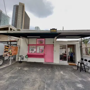 Turned to see this storefront. Bit confusing cos two doors. Pink leads to counter where you order and sliding door leads to seating area.