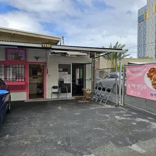 Storefront... on Kawaiaha&apos;o Street in Kaka&apos;ako, Honolulu