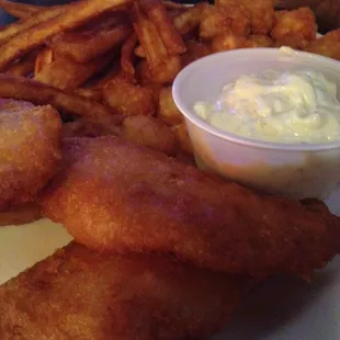 4-piece cod with tator tots &amp; beer fries