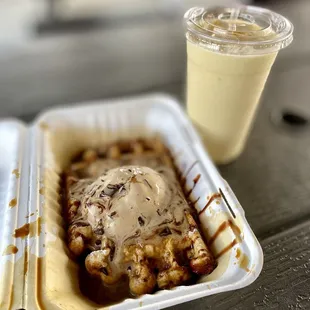 Espresso Afogado Cream waffle and Magic Mango Smoothie