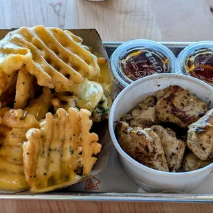 Cheese fries and grilled chicken bites with Tabasco honey