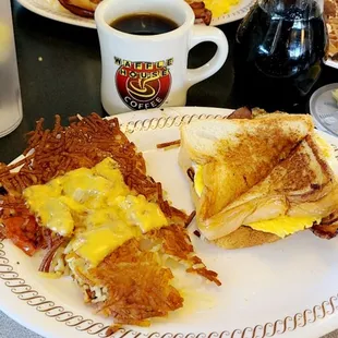 a plate of breakfast food