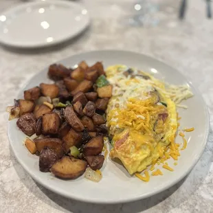 Veggie omelette, but we added bacon and linguiça. With country potatoes.