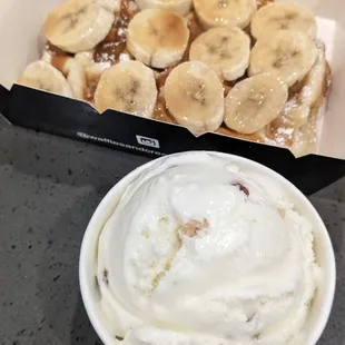 Liege waffle with Dulce de leche and banana, with toasted almond ice cream (To go)