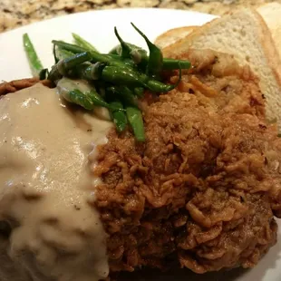 Chicken fried new york strip, mashed potatoes, sautéed green beans and country gravy. #wagongrill