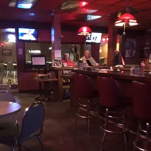 Wagon Wheel has a roadhouse atmosphere in what feels like a former storage shed.