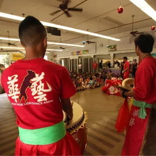 Wah ngai sharing Chinese lion dance culture w/elementary children