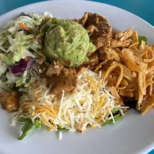 Wahoo&apos;s Salad with spicy fish