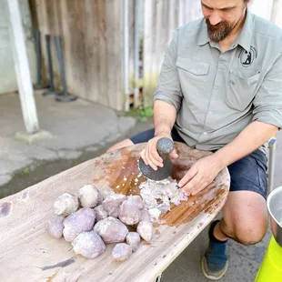 If you are lucky, you can see traditional poi pounding demonstration!