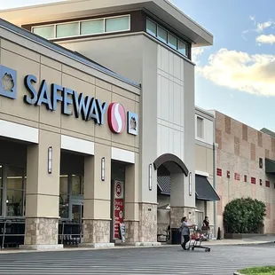 This Safeway in Waikele is really nice!