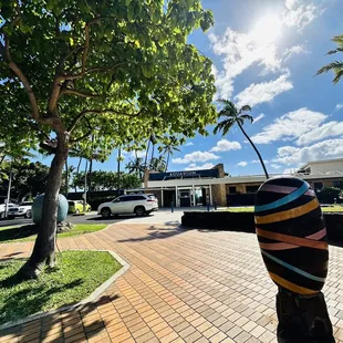 Waikiki main entrance and driveway