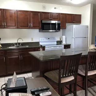 Large island and full size kitchen 1706