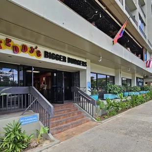 Teddy's Bigger Burger on site