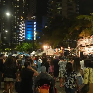 Crowds and crowds at the waikiki block party *9/23/23