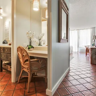 Beachcomber entry with desk