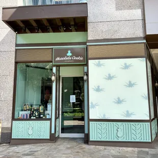 Honolulu Cookie Company sells delicious pineapple-shaped cookies, perfect to bring home as souvenirs and gifts!