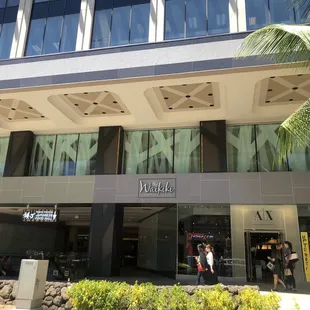 Second floor should have open air cafe bars  looking out on street .. wasted space no imagination. No outside dining on Kalākaua