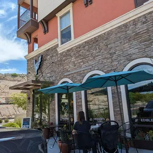 the outside of a restaurant