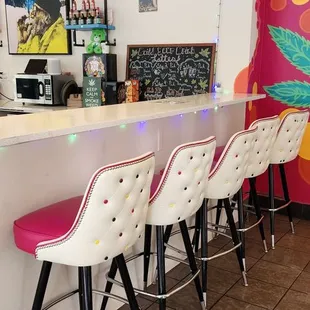 ows a counter and chairs