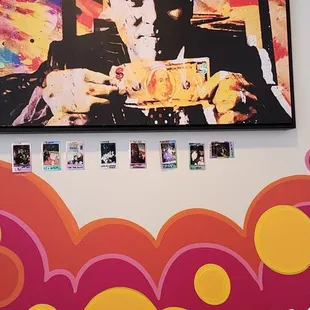 ows a picture of elvis presley on the wall