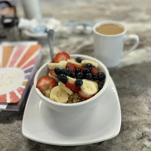 Yogurt parfait with fresh fruit
