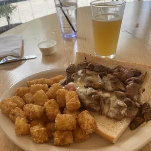 Steak sandwich with tots