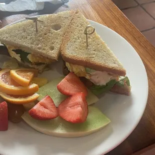 Sourdough King with fresh fruit instead of bacon strips