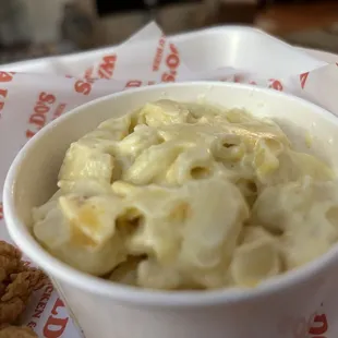Generous portion of deliciously creamy mac &apos;n cheese