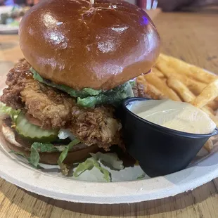 Look at that bun glisten. Side of honey mustard for my fries!