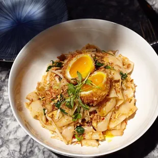 KWEE TIAUW GORENG (chinese wide rice noodle, sambal, bok choy, bean sprout, crispy egg) / photo: Stefanie Parkinson
