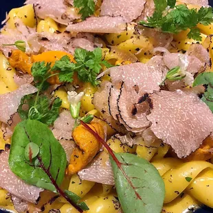 truffle uni pasta, bland and underwhelming....but it's photogenic