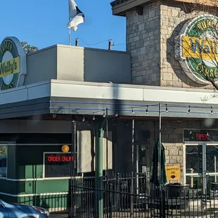 Wally&apos;s Exterior