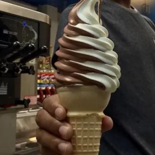 Chocolate/vanilla twist custard conr