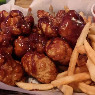 Boneless wingage and fries