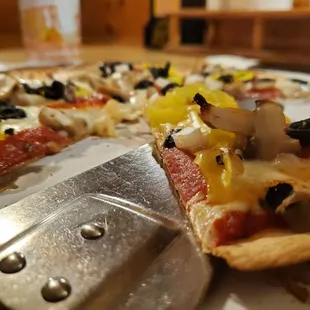 Flat bread thin azz Pizzas. The yummage to the third power.