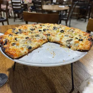 Thin crust 12&quot; veggie pizza with peppers, onions, olives, red sauce, and mozzarella. Baked in their awesome pizza oven!