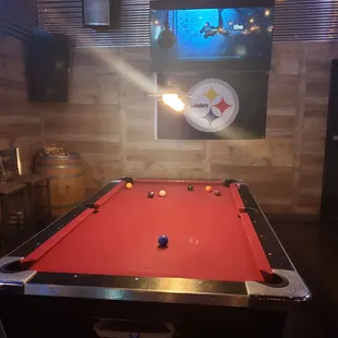 Pool table for the pros and beginners