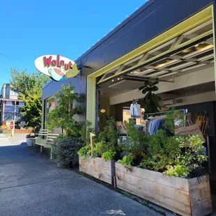 the entrance to walnut street coffeehouse