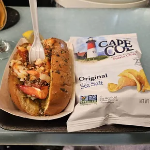 Hot butter lobster roll + chips!