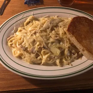 Chicken and artichoke fettuccine with garlic bread