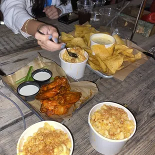 6 buffalo wings, Mac n cheese and queso