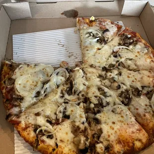Double cheese, double mushrooms and regular white onion. 14 inch. Needed more tomato sauce.