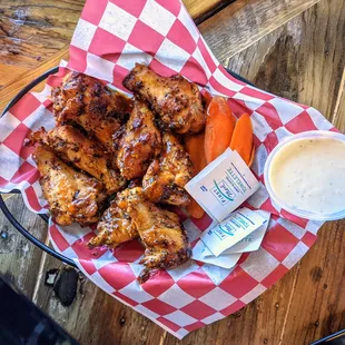 OVEN-BAKED WINGS (8) - gluten free - with carrot sticks, mango habanero sauce and a side of ranch
