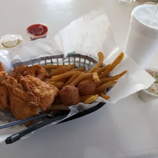 Wanchese Marina & Landing Grill