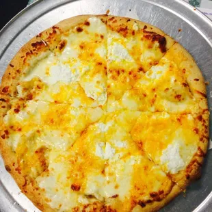 Cheesy ranch pizza